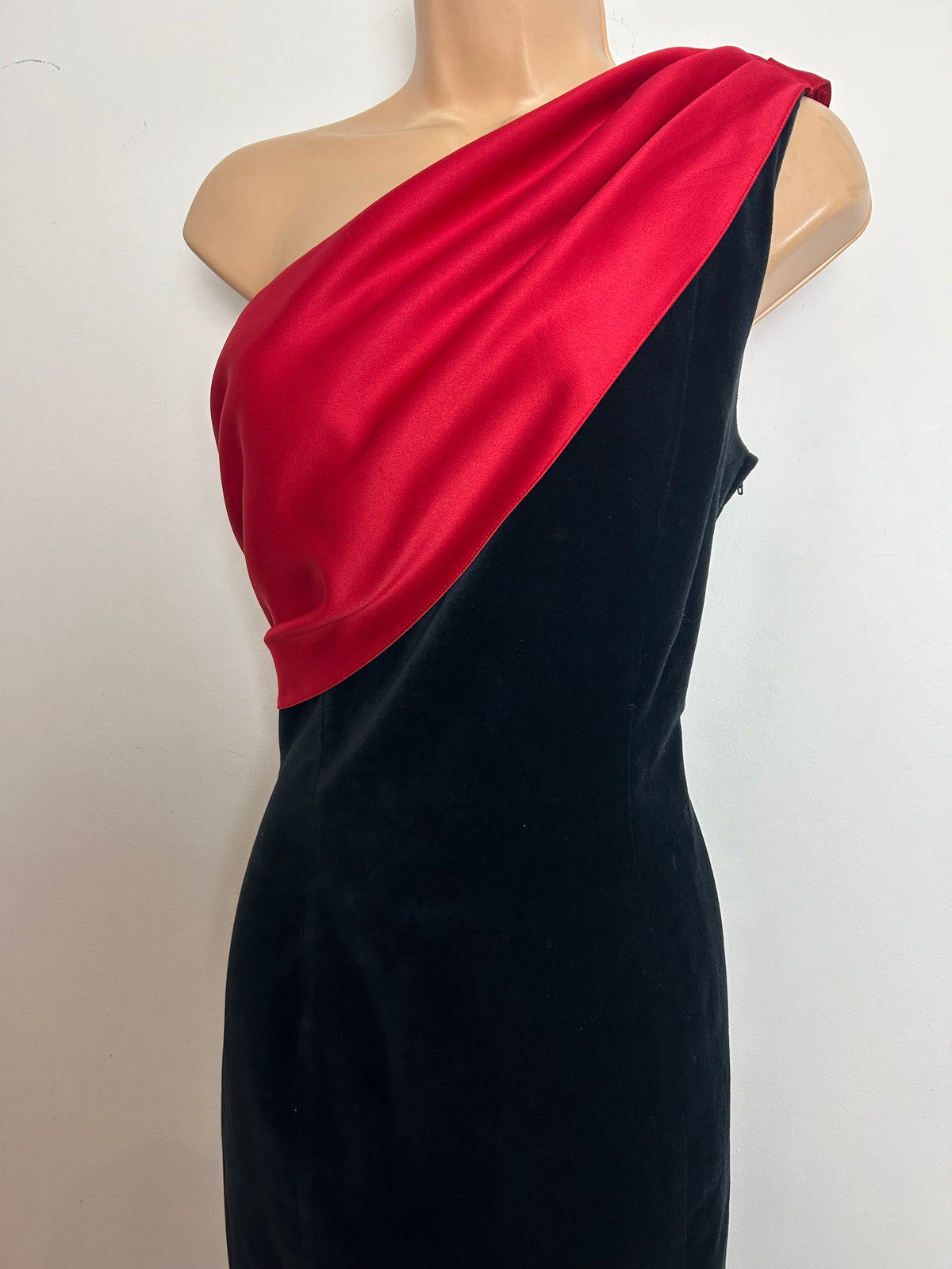 Vintage 1980s OPERA BY RICHARDS Size 12 Black Velvet & Red Satin One Shoulder Fitted Cocktail Party Dress