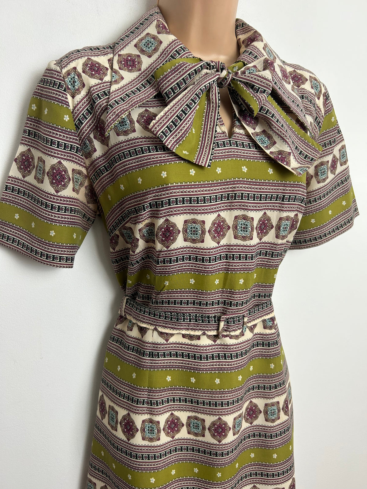 Vintage 1970s RODNEY Size 12 Olive Green Beige & Red Scarf Print Pussy Bow Dagger Collar Belted Dress