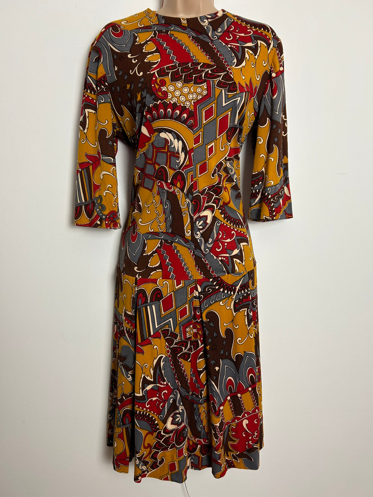 Vintage 1970s Size 10-12 Brown Mustard Grey & Red Abstract Psychedelic Print Pleated Mod Shift Dress