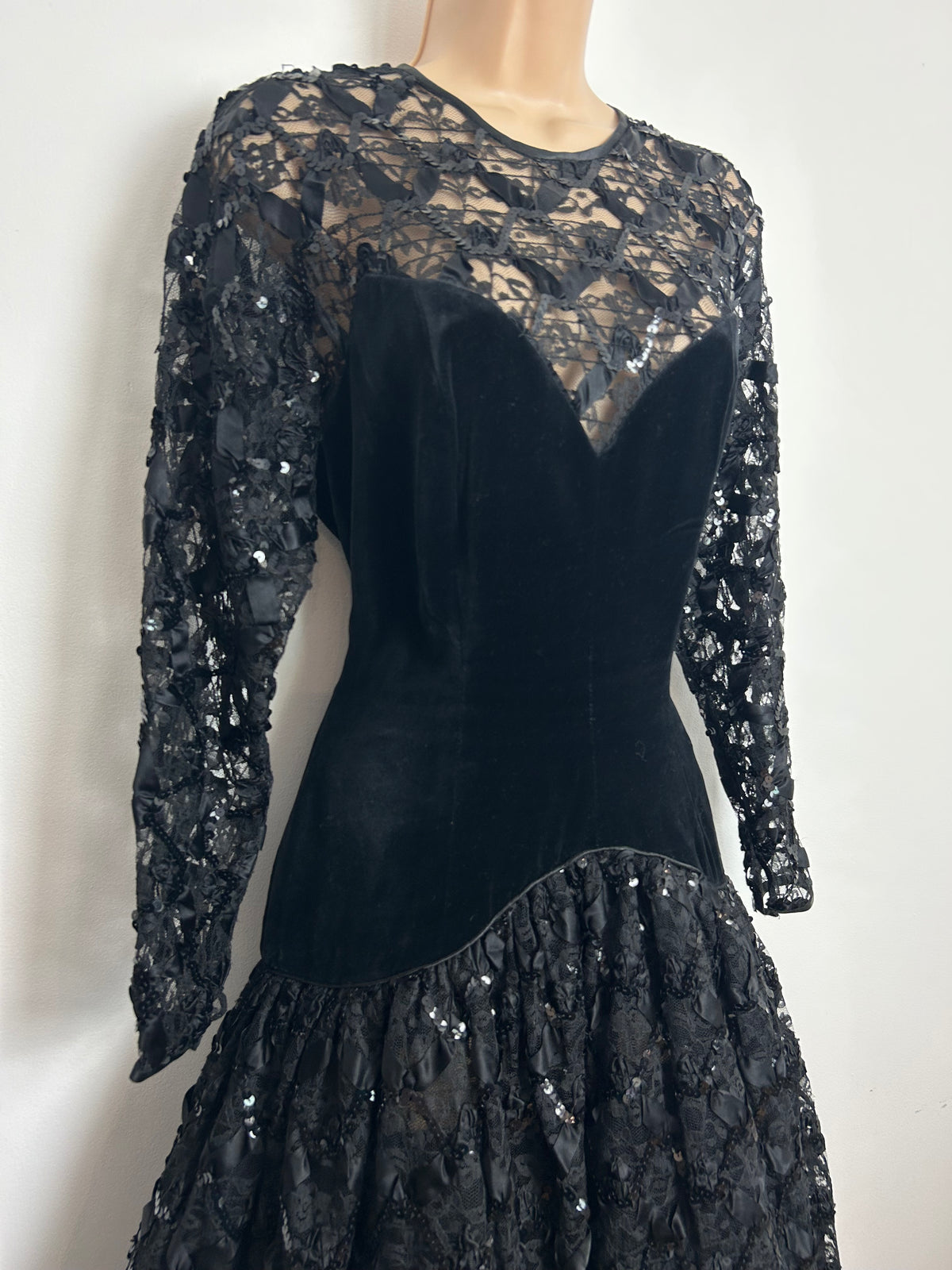 Vintage 1980s BERNSHAW Size 12 Black Velvet & Lace Long Sleeve Cocktail Party Evening Dress