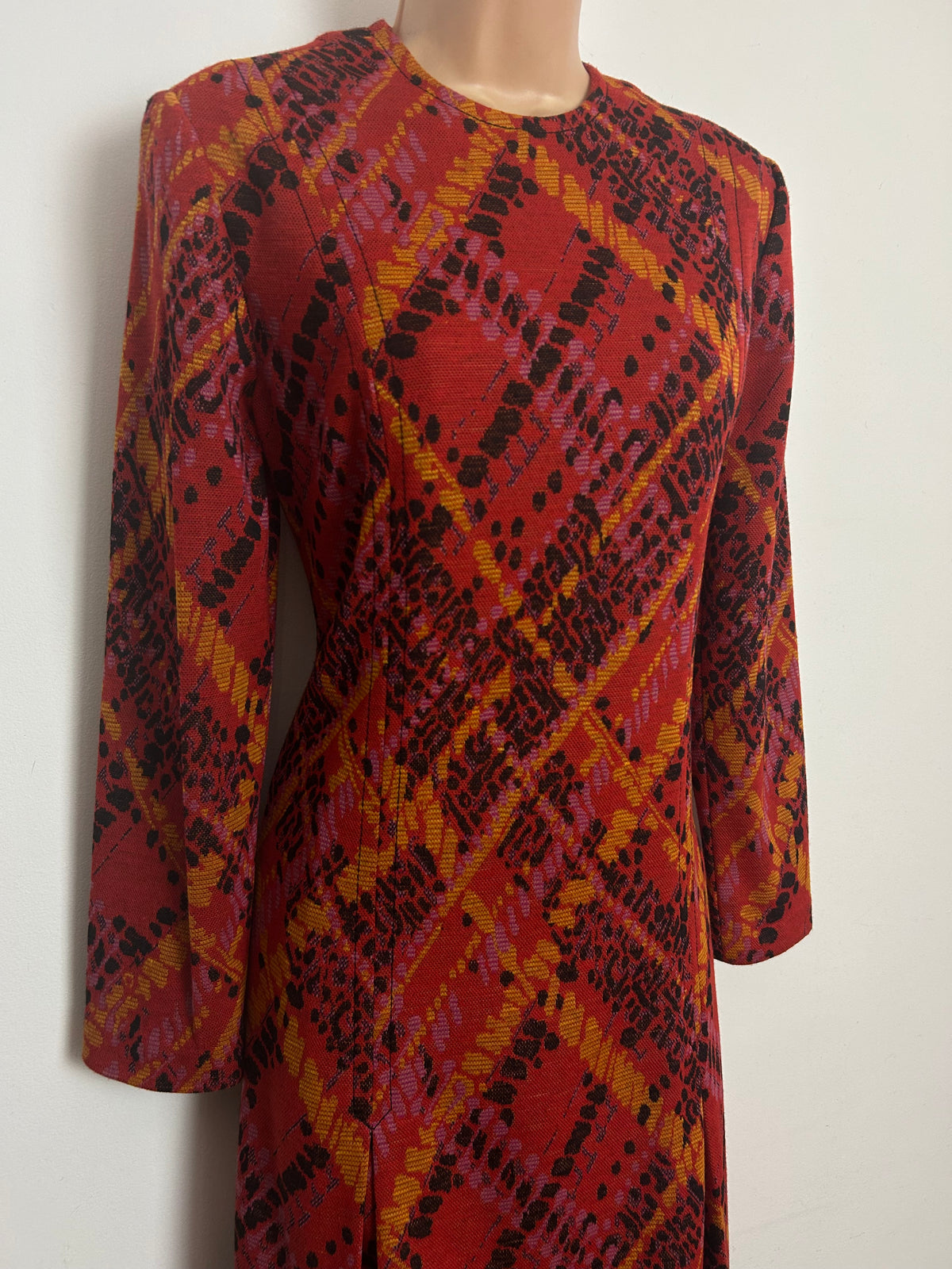 Vintage 1960s Size 10 Dark Orangey Red & Black Abstract Print Long Sleeve Mod Shift Dress