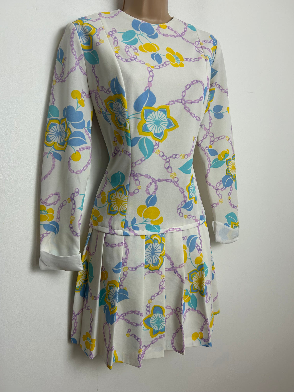 Vintage 1960s Size 10-12 White Yellow Blue & Pink Floral Leaf & Chain Print Pleated Shift Mod Dress