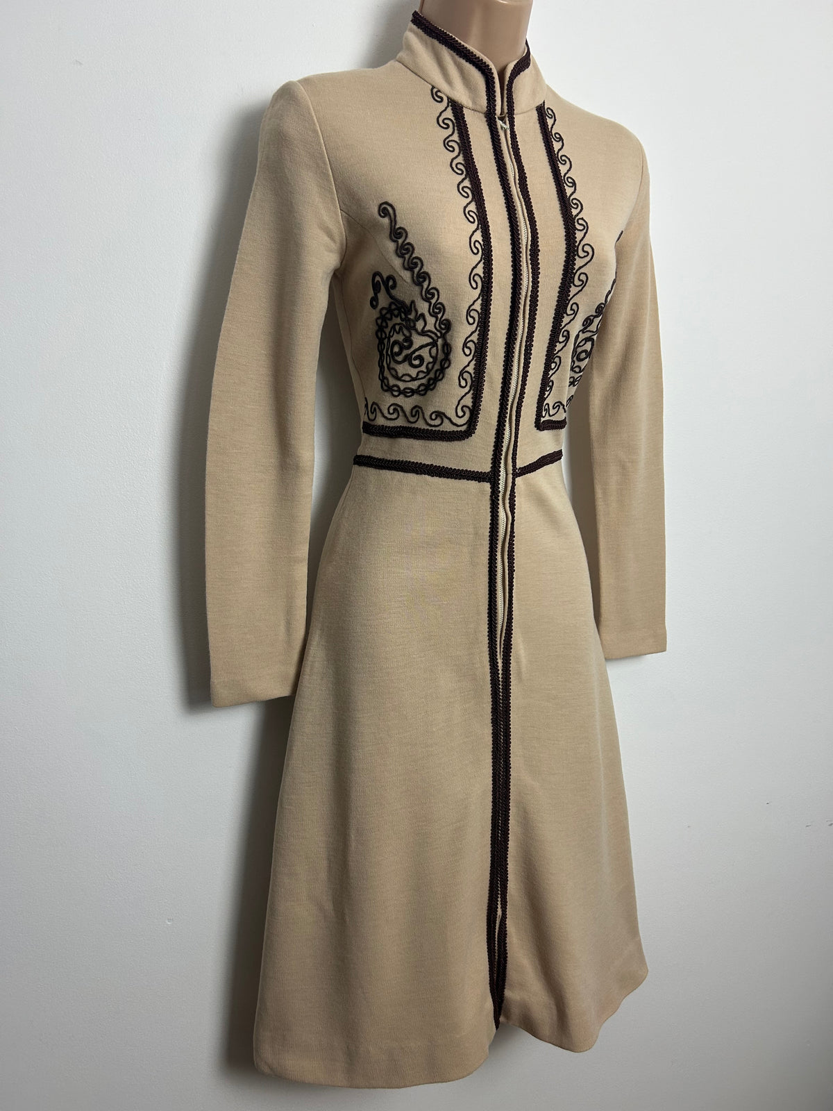 Vintage Early 1970 LOUIS CARING Size 6 Beige & Brown Braid Trim Zip Front Long Sleeve Dress