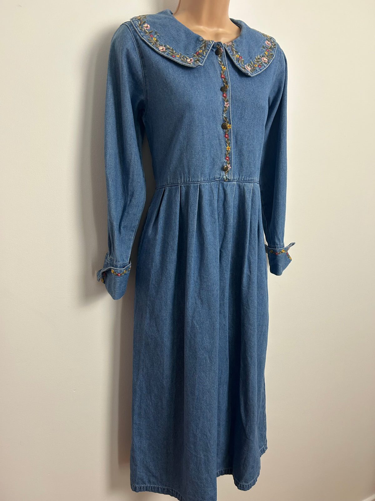 Vintage 1980s FADS Size 10 Denim Embroidered Collar & Cuffs Detail Pleated Midi Dress