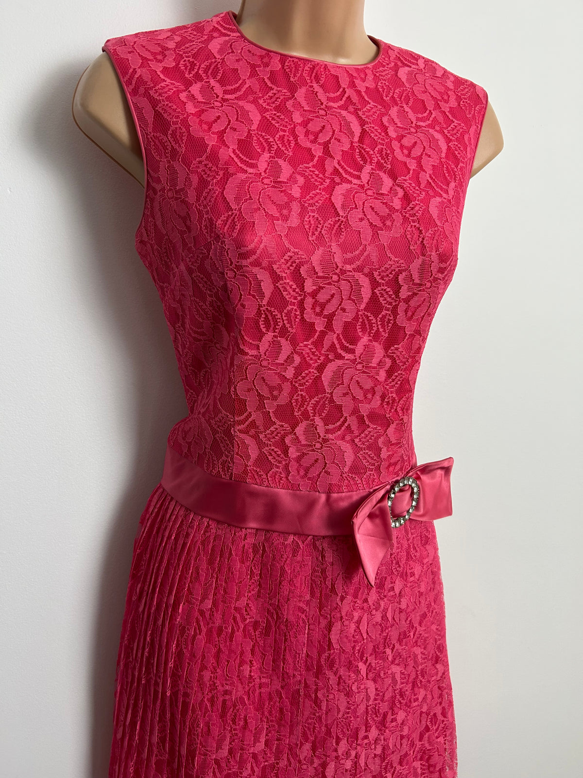 Vintage 1960s Size 8 Pink Lace Satin Bow Detail Pleated Shift Party Occasion Dress