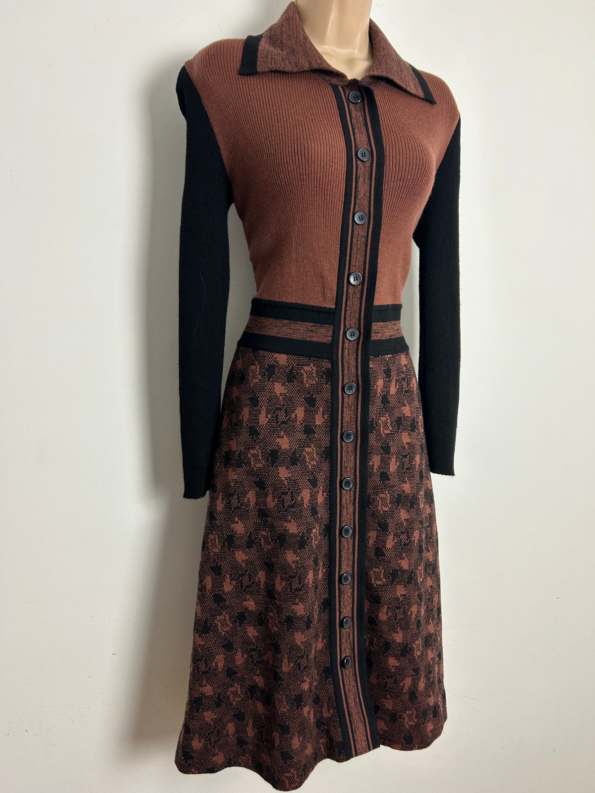 Vintage 1970s Size 8-10 Brown & Black Abstract Check Print Rib Jersey Mod Day Dress