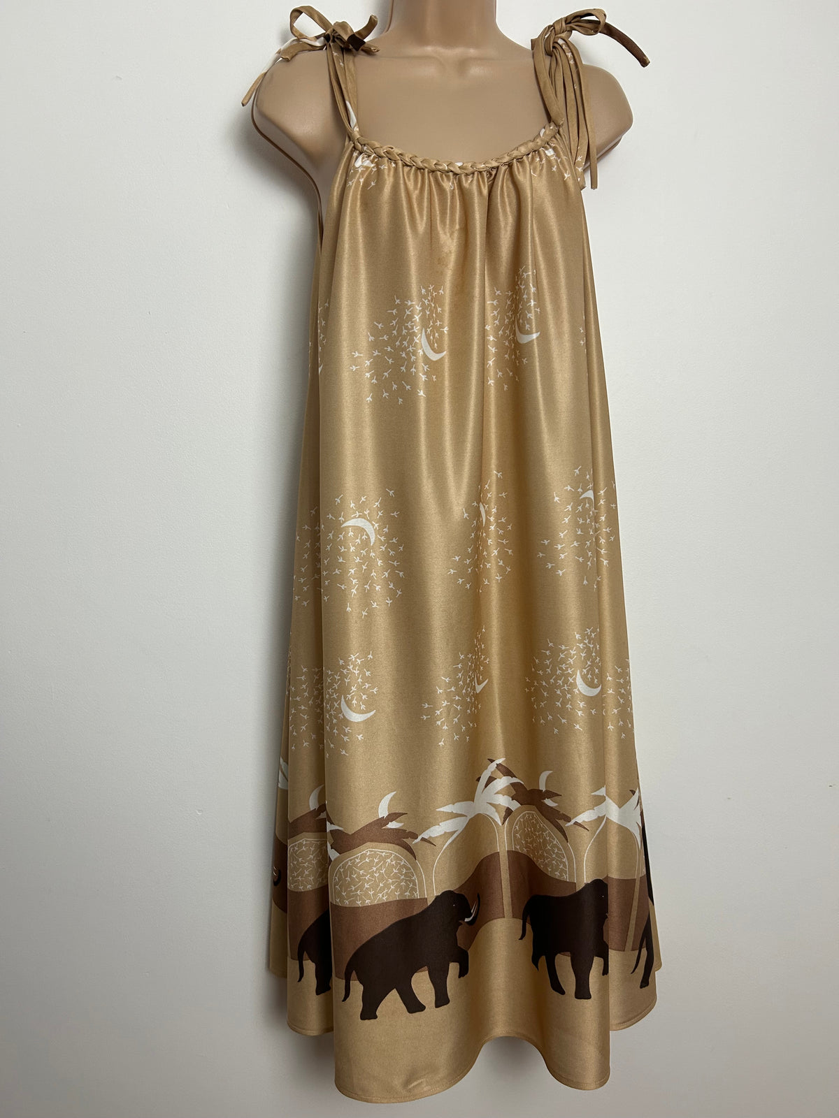 Vintage 1970s Size 10-12 Beige Brown & White Elephant & Star Print Tie Shoulder Summer Smock Dress