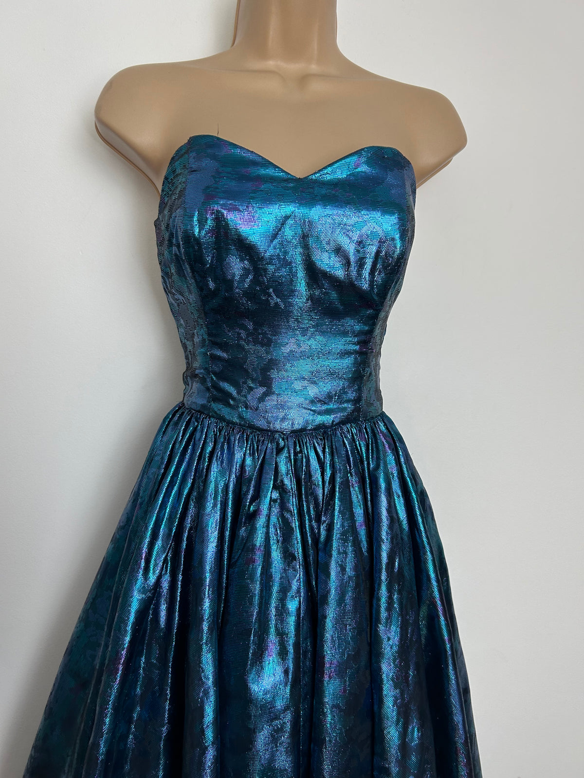 Vintage 1980s Size 8 Blue & Purple Metallic Lame Strapless Party Prom Ballgown Dress