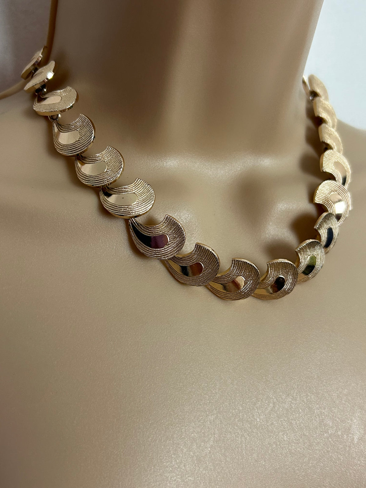 Vintage 1970s Beautiful Gold Tone Articulated Wave Shaped Necklace