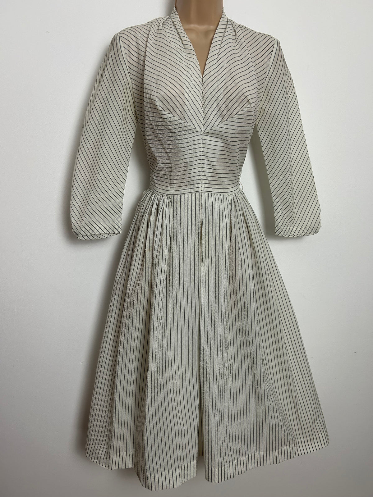 Vintage 1950s FRANK USHER Size 6-8 Off White & Grey Pinstripe Fit & Flare Nylon Dress