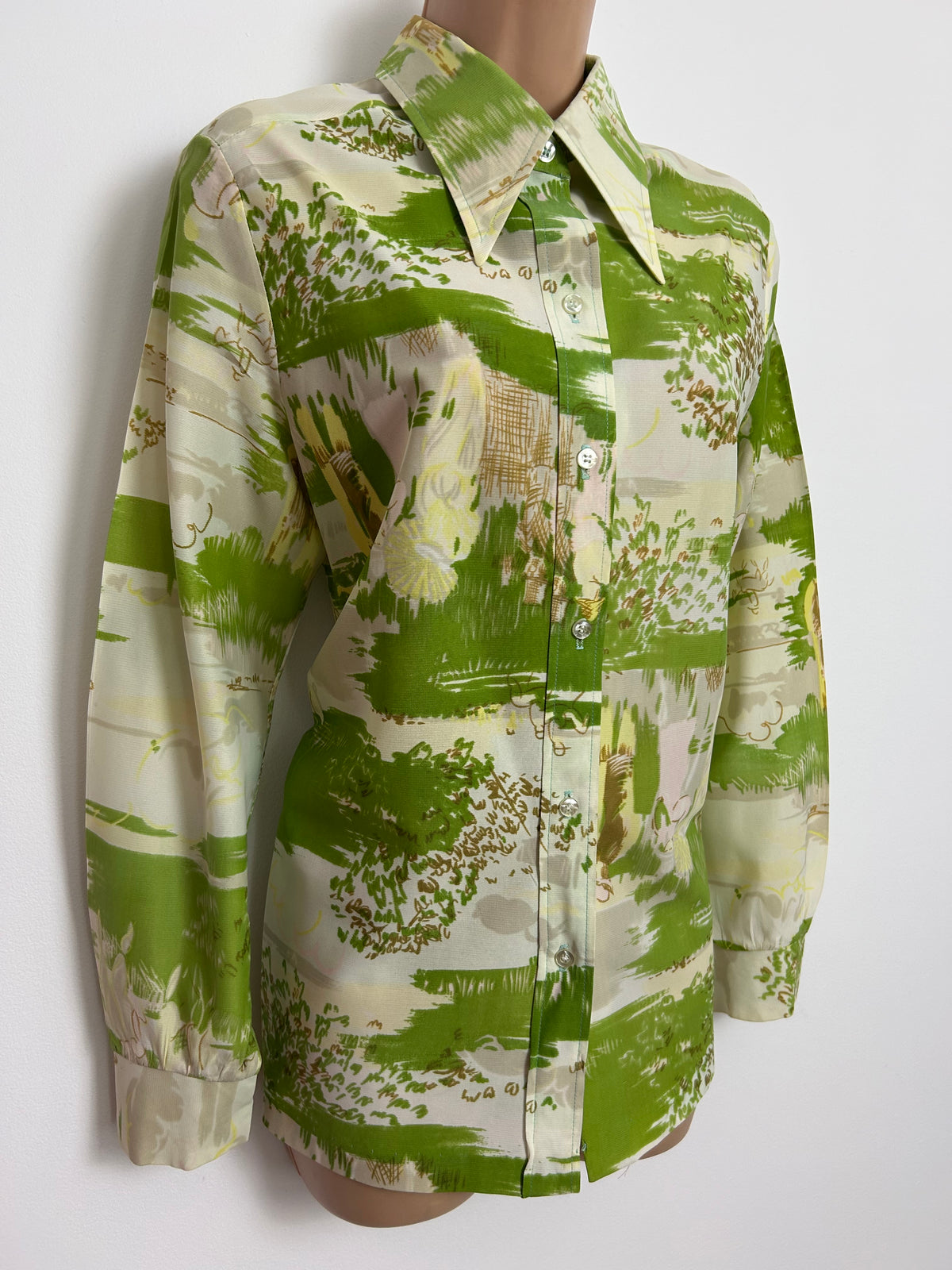 Vintage 1970s Size 14-16 Green & Cream Abstract Figurines Novelty Print Long Sleeve Dagger Collar Shirt