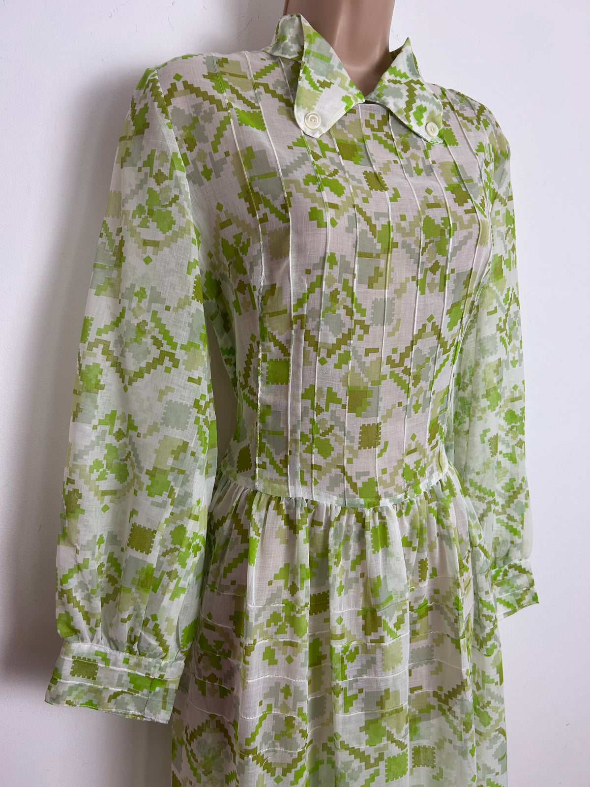 Vintage 1970s Size 10 Lightweight White & Green Abstract Print Cotton Mix Long Sleeve Maxi Dress