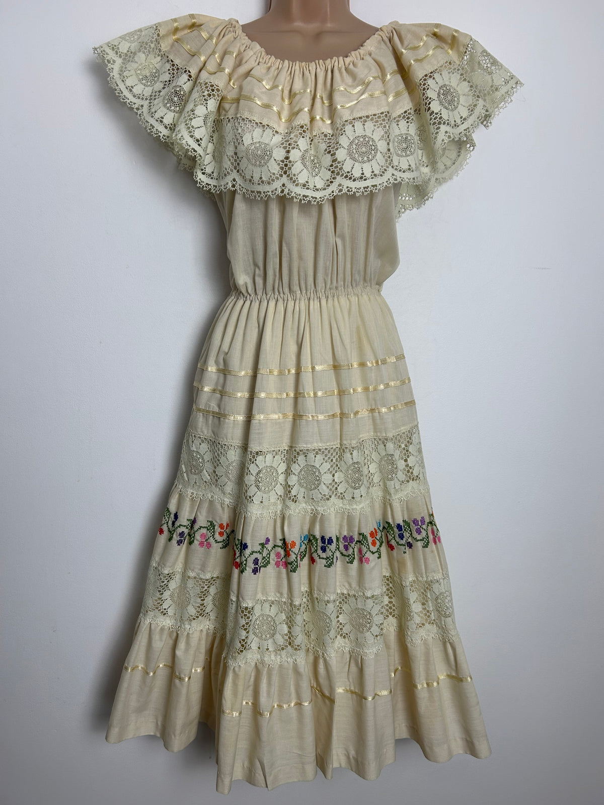 Vintage 1980s MEXICAN Size 10 Cream Lace & Embroidered Detail On/Off Shoulder Peasant Folk Style Dress
