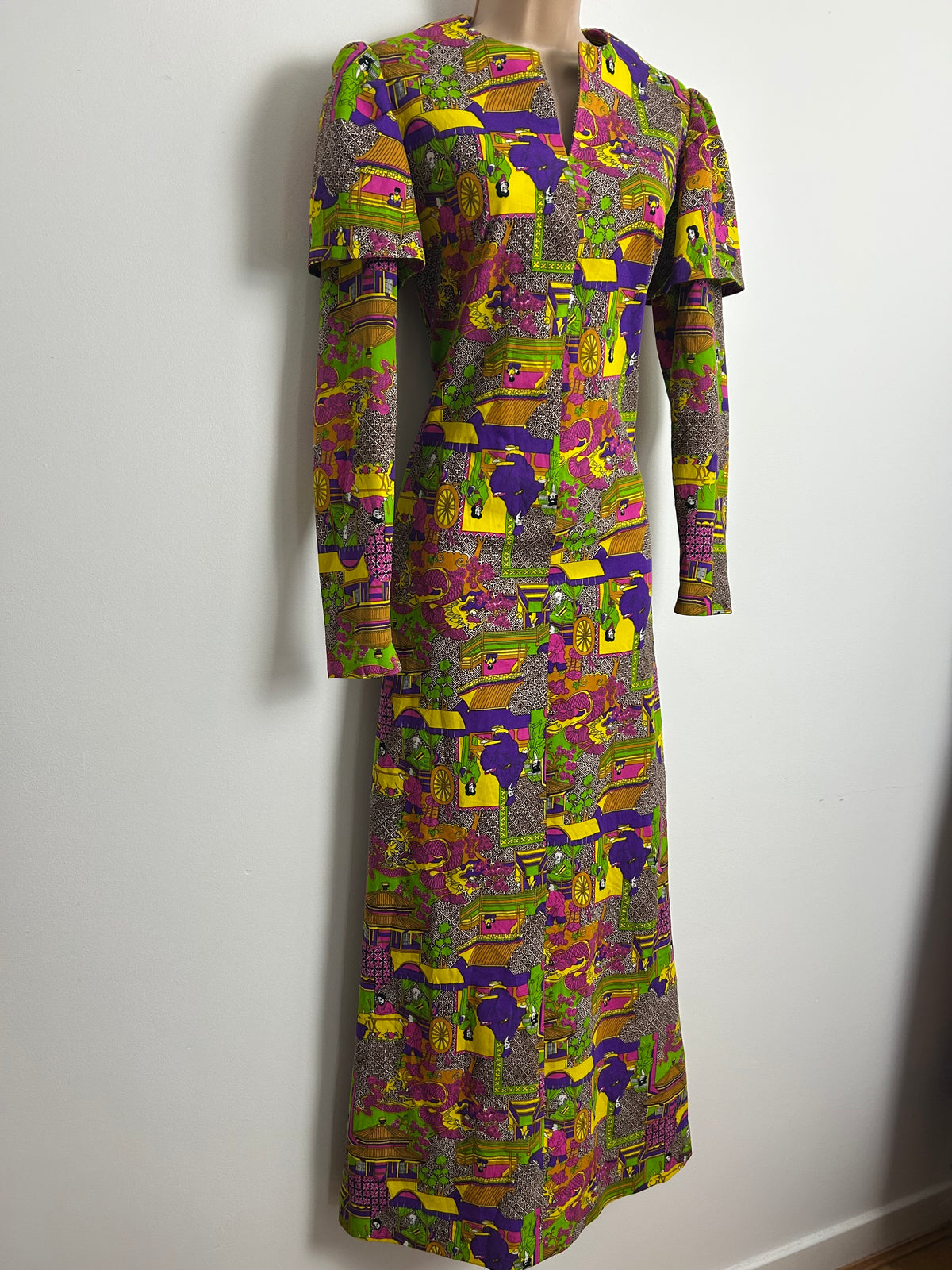 Vintage 1970s Size 8 Amazing Japanese-Inspired Psychedelic Scenic Print Maxi Dress