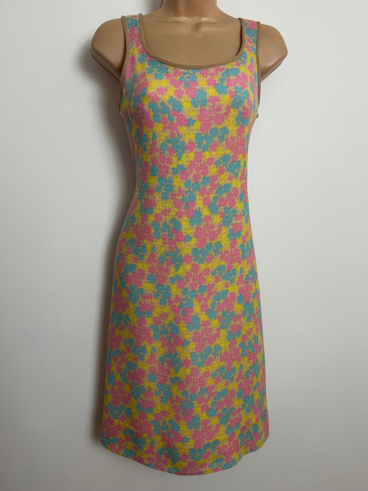 Vintage 1960s Size 6 Beige Pink Blue & Yellow Abstract Print Knitted Day Dress