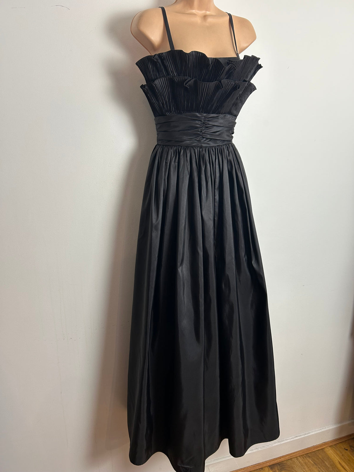 Vintage Early 1980s THE HOUSE OF NICHOLAS Size 8 Black Plisse Pleated Ballgown
