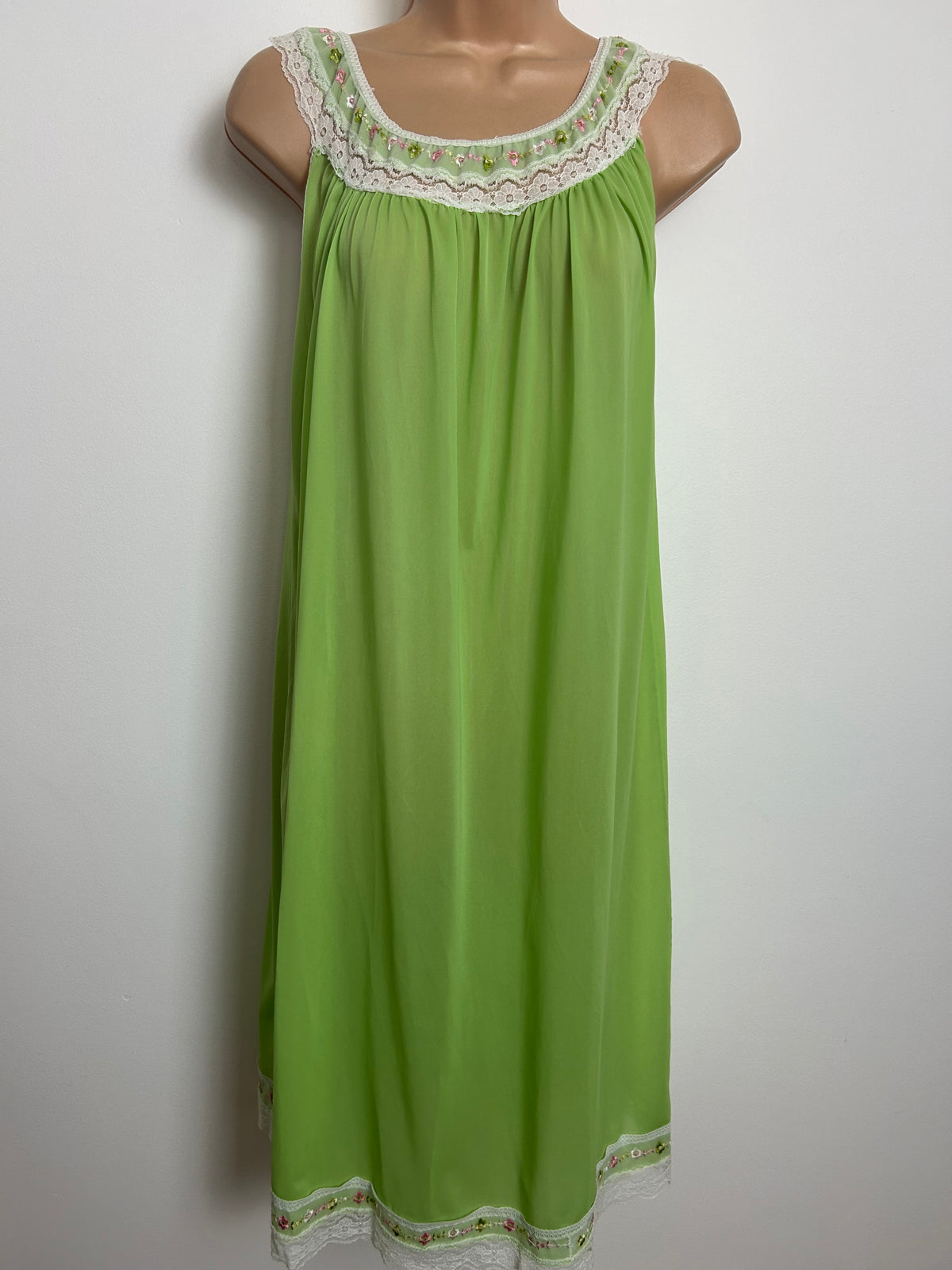 Vintage 1970s Size 10-12 Lime Green Lace & Embroidered Detailing Slip Style Nightie