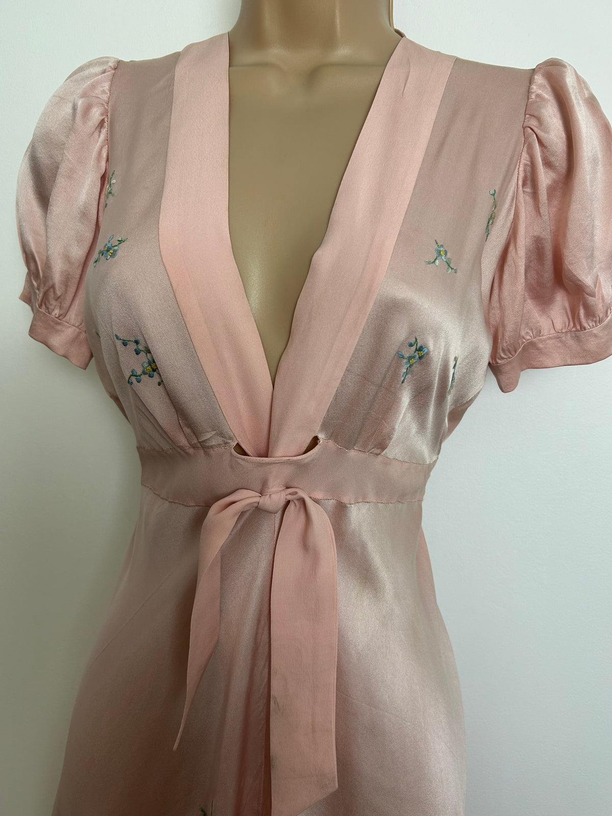 Vintage 1930s/1940s EXQUISITE Size 8 Pale Pink Silk Embroidered Nightdress