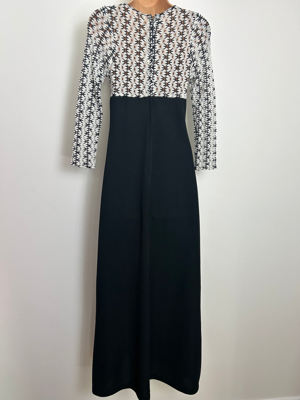 Vintage 1970s Size 6-8 Black & White Keyhole Cut Out Bodice Tie Front Maxi Dress