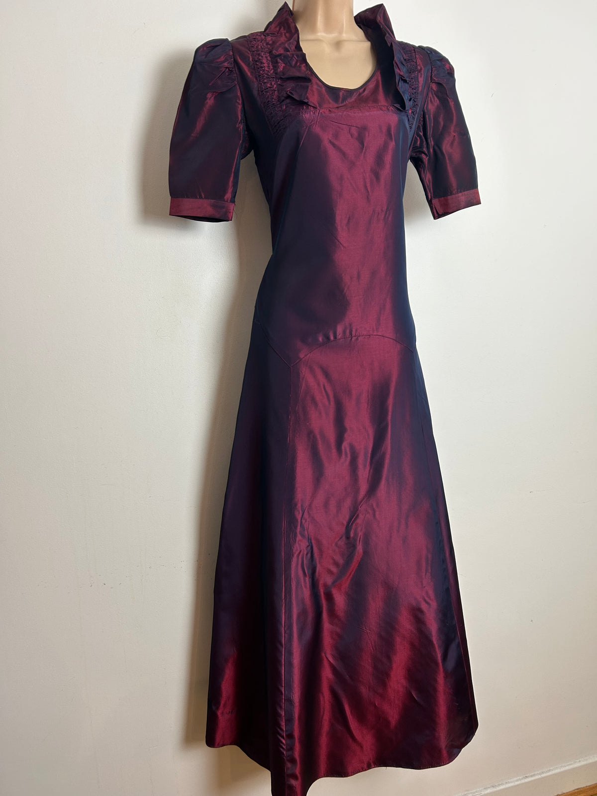 Vintage Original 1930s Size 8-10 Iridescent Plum Purple Satin Shirred Ruffle Detail Evening Dress
