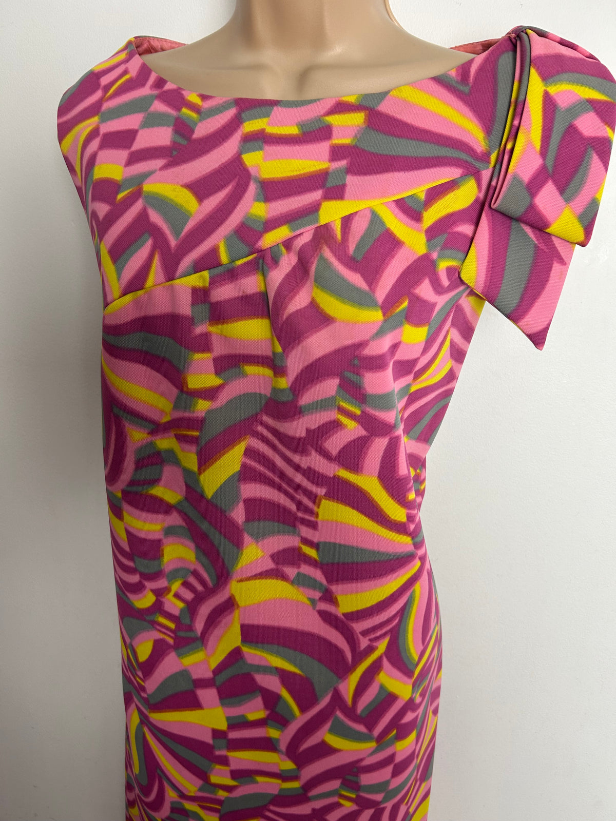 Vintage 1960s Size 14-16 Pink Yellow & Grey Psychedelic Print Bow Shoulder Detail Mod Shift Dress
