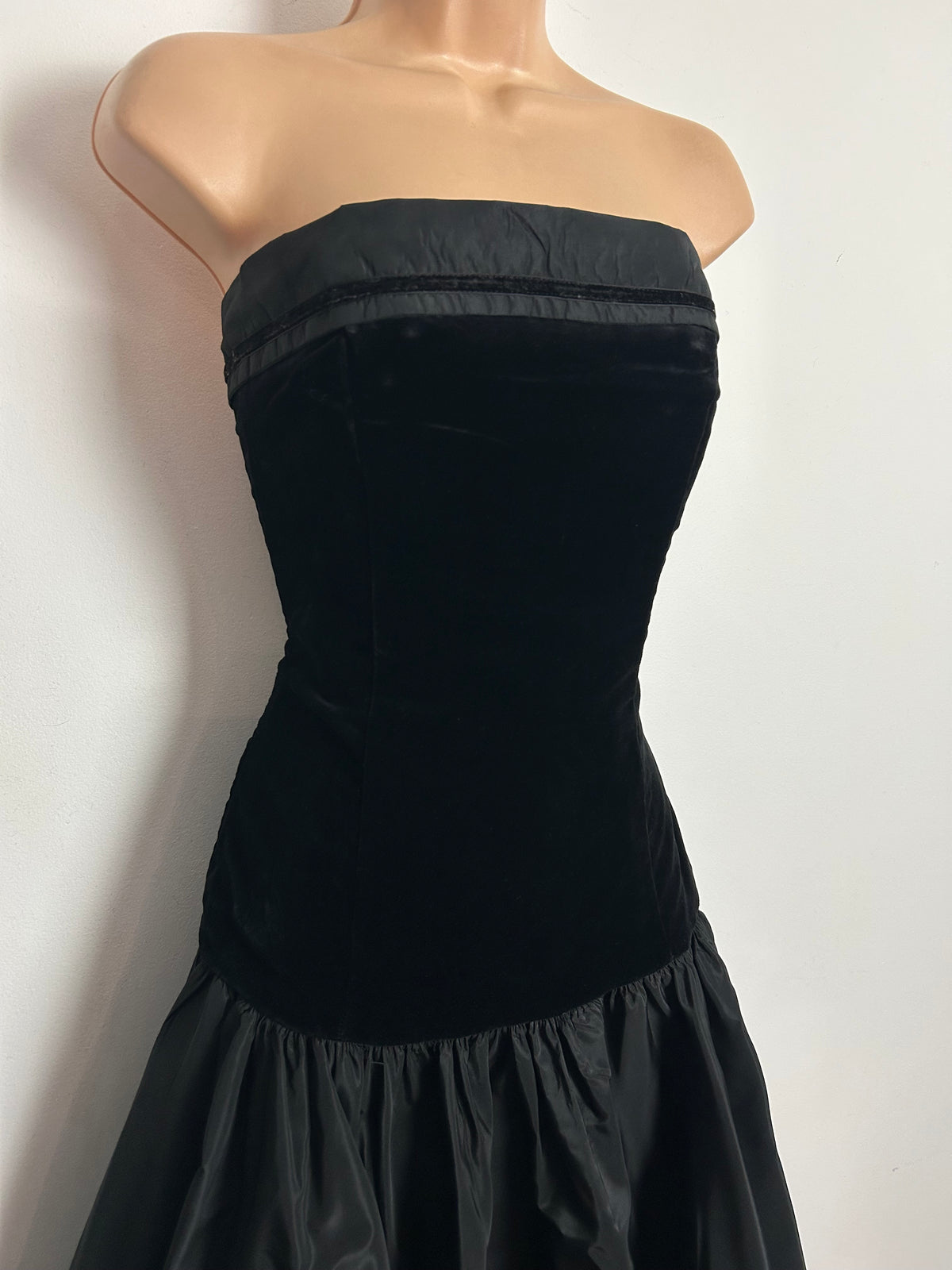 Vintage 1980s LAURA ASHLEY Size 6-8 (Size 12 On Label) Black Velvet & Taffeta Strapless Bow Back Party Dress