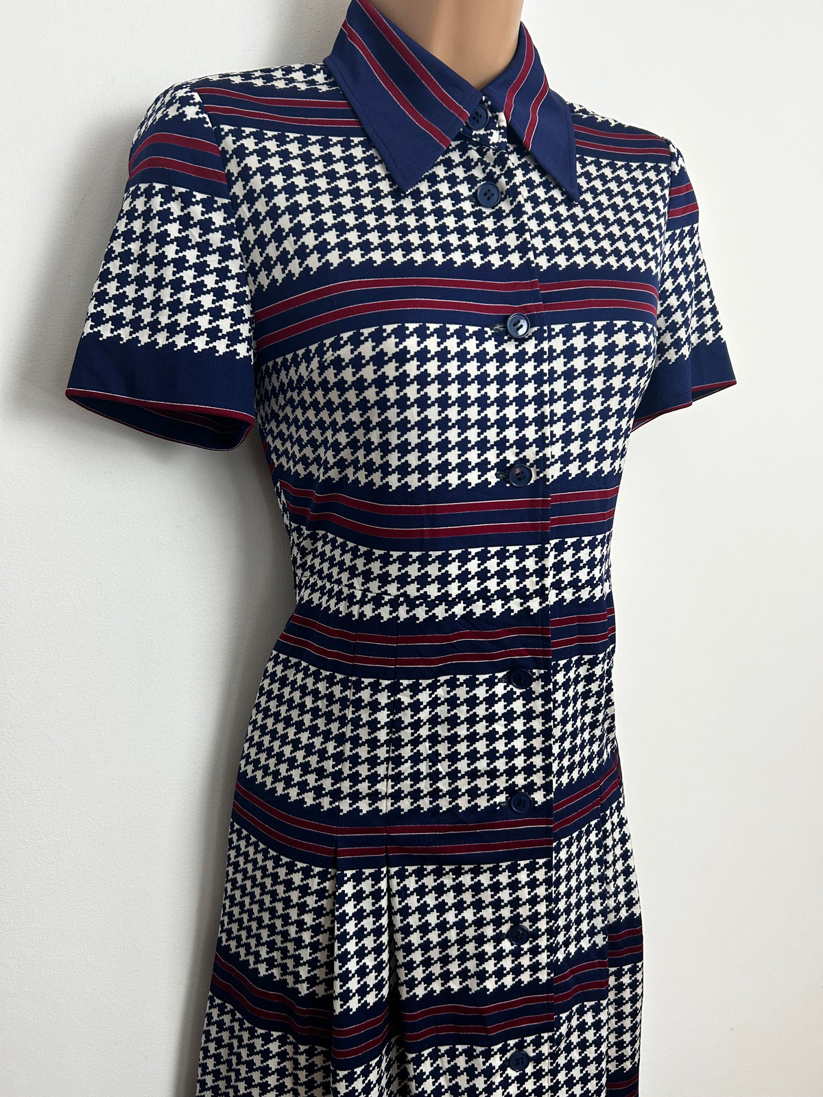 Vintage 1970s Size 8 Navy Blue White & Dark Red Dogstooth Check & Stripe Print Day Dress