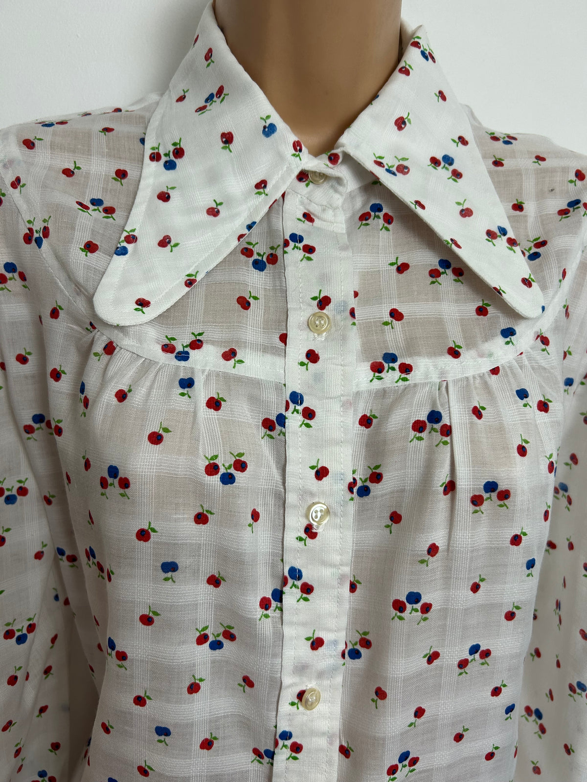 Vintage 1970s Size 14 White Red & Blue Apple Print Beagle Collar Cotton Shirt