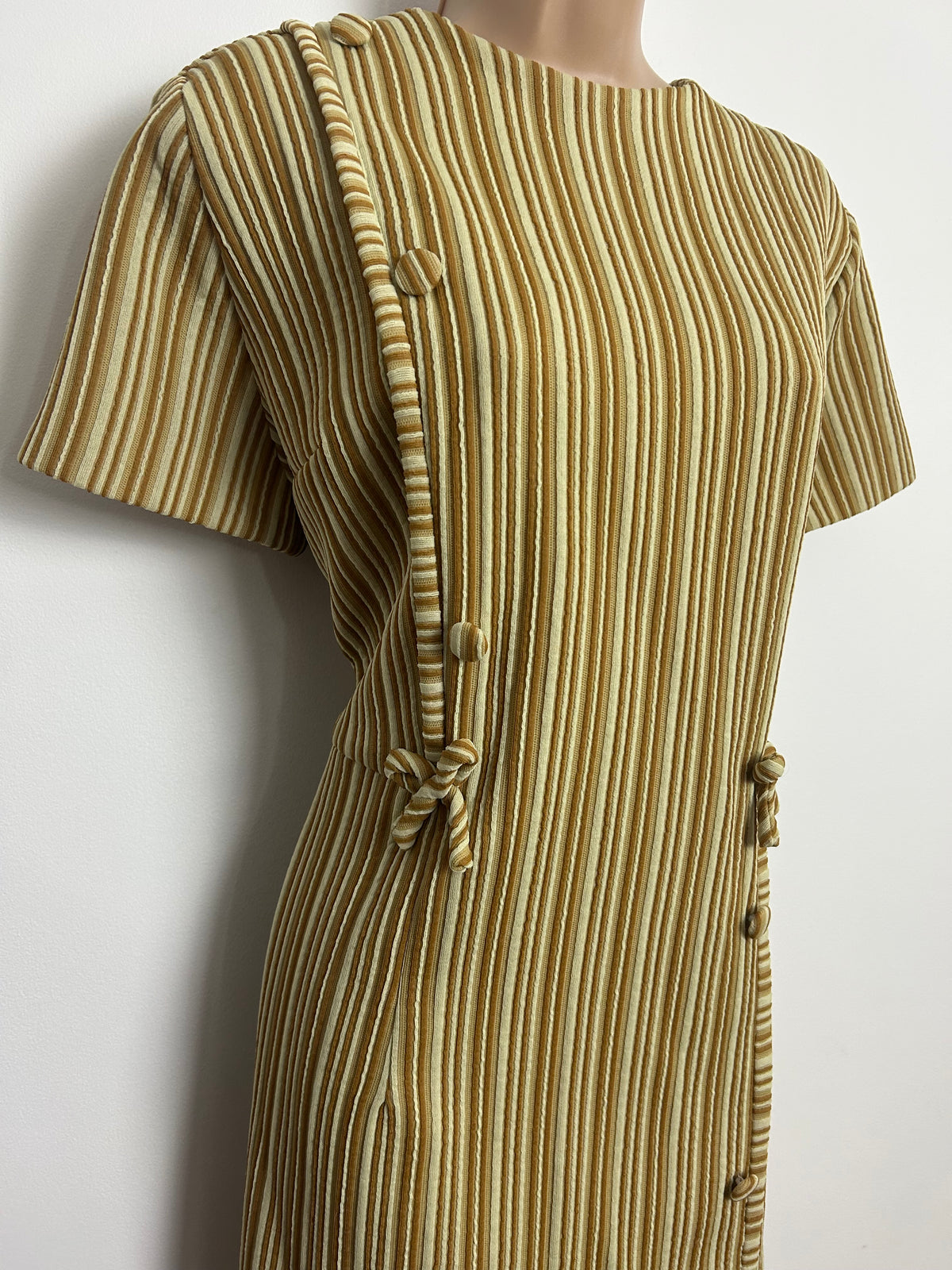 Vintage 1960s Size 16 Tan Brown & Beige Stripe Crimplene Button & Bow Detail Shift Mod Dress