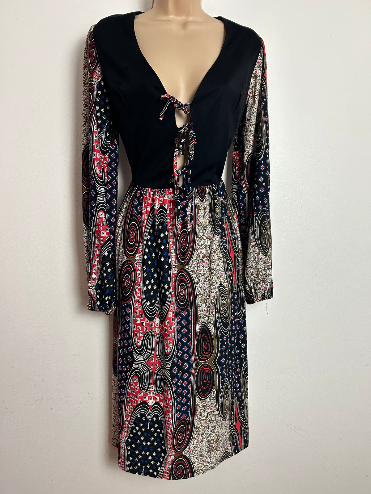 Vintage 1970s SHELANA Size 6-8 Black Red Brown & White Abstract Print Open Front Triple Tie Midi Dress
