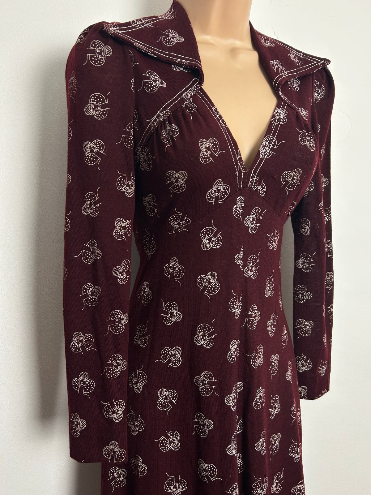 Vintage 1970s Size 6-8 Maroon Red Flapper Girls Face Novelty Print Long Size Jersey Maxi Dress