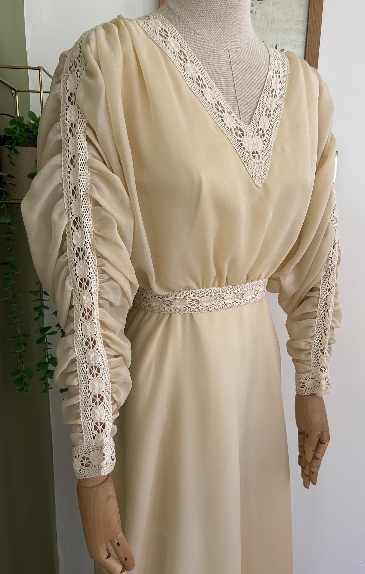 Vintage 1970s Size 6-8 Beautiful Cream Lace Trim Mock 2 Piece Long Ruched Sleeve Wedding Summer Occasion Dress/Gown