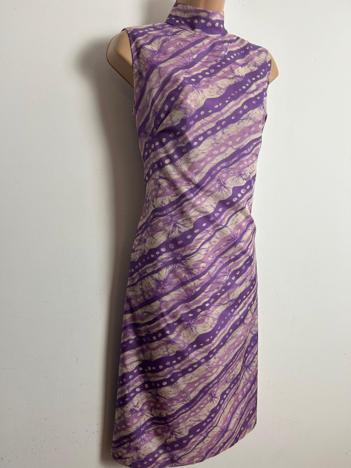 Vintage 1960s Size 10 Pink Tones Abstract Diagonal Stripe Print Sleeveless Mod Shift Dress