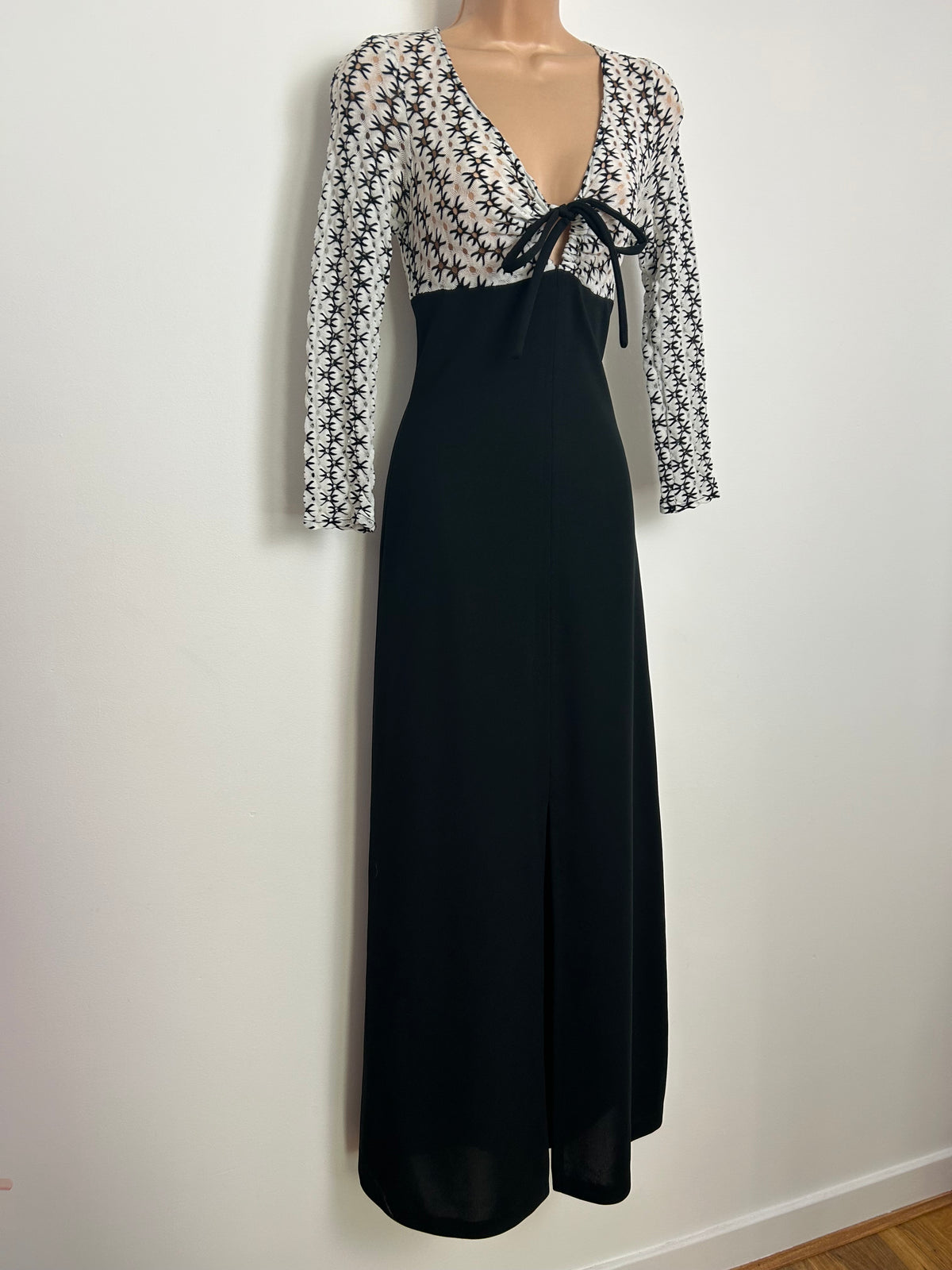 Vintage 1970s Size 6-8 Black & White Keyhole Cut Out Bodice Tie Front Maxi Dress