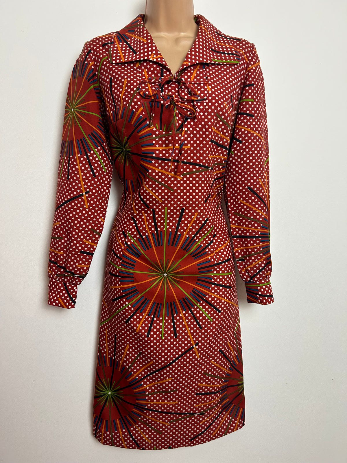 Vintage 1970s 10-12 Dark Red Polka Dot & Sunburst Abstract Print Double Tie Front Dress