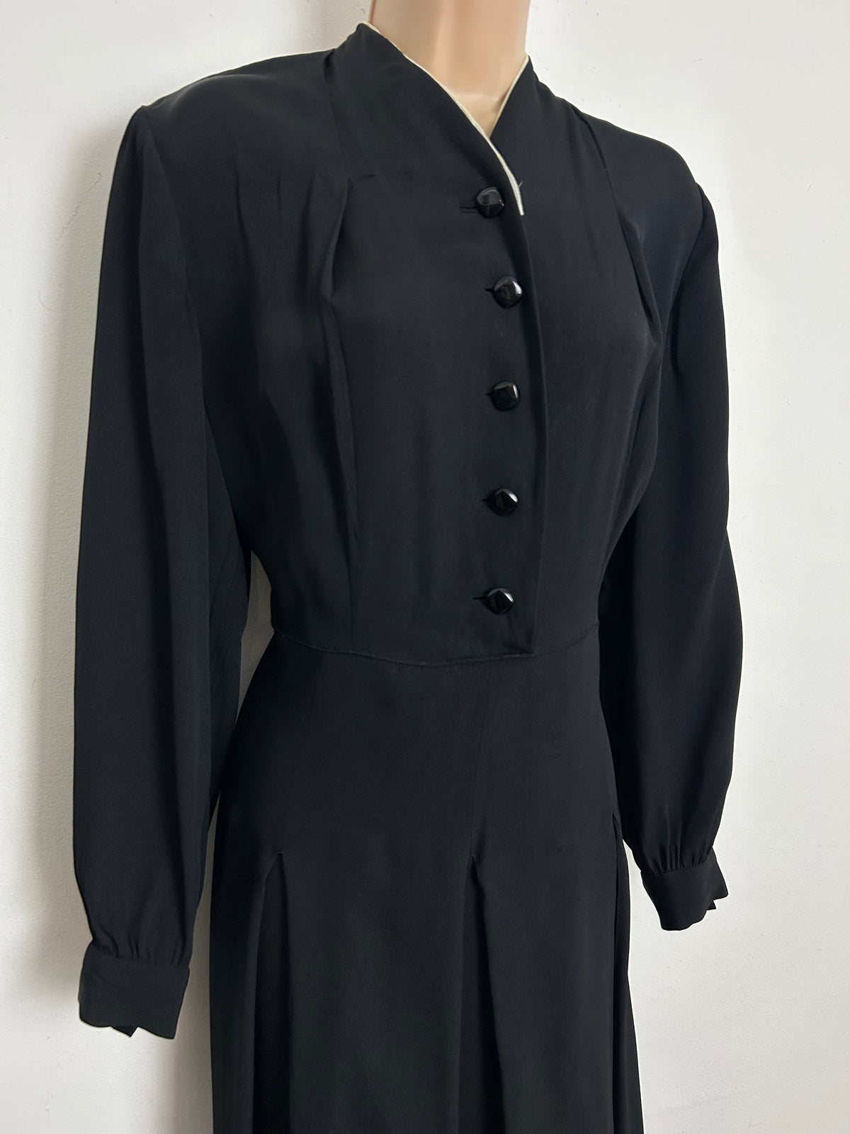 Vintage 1940s Size 14-16 Black Rayon Long Sleeve Mid Length Day Dress
