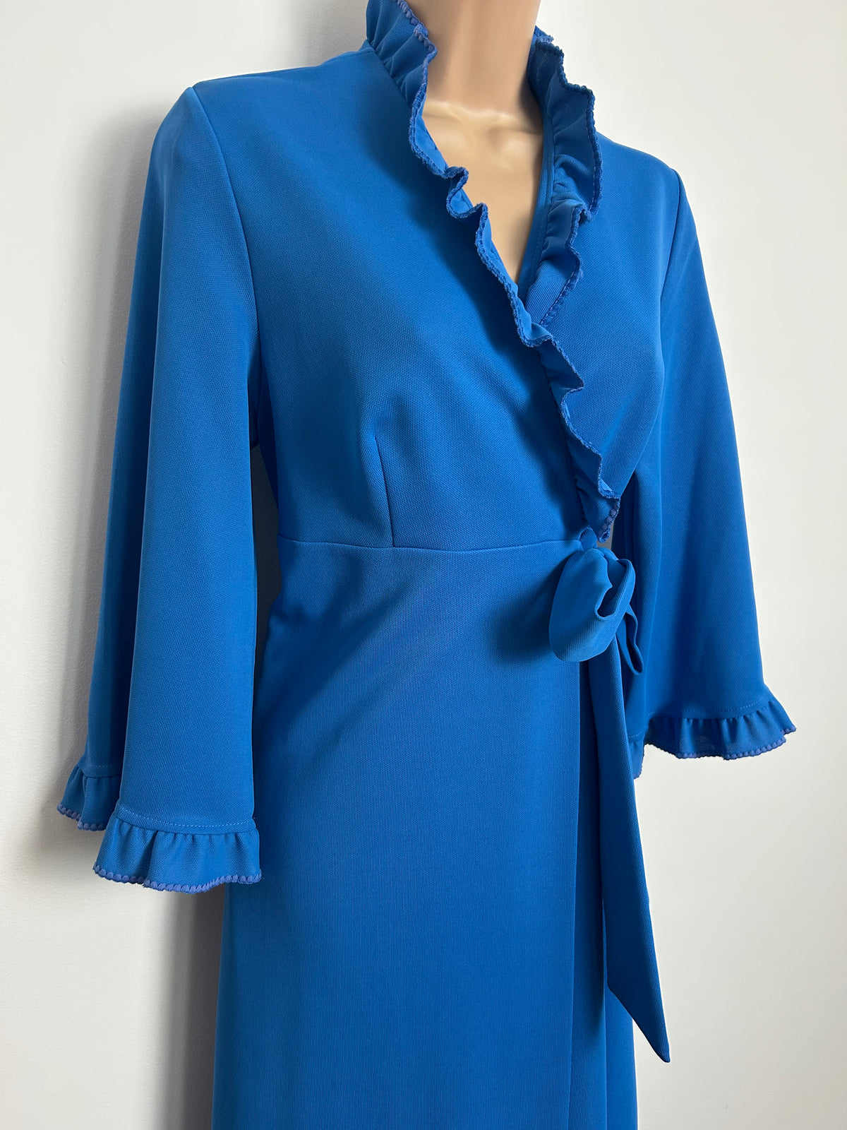 Vintage 1970s Size 10 Blue Ruffle Trim Full Wrap Style Maxi Length House Coat/Dressing Gown