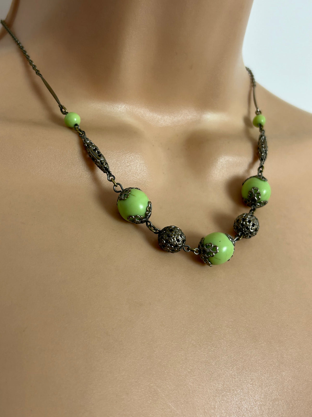 Vintage 1930s Art Deco Green Glass Bead & Gold Tone Filigree Necklace
