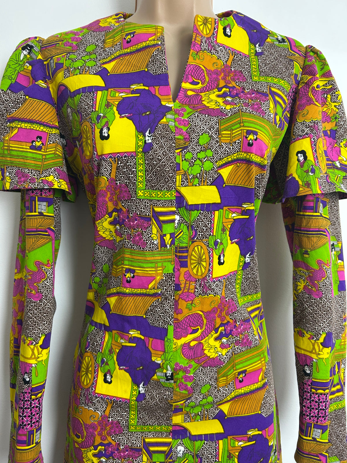 Vintage 1970s Size 8 Amazing Japanese-Inspired Psychedelic Scenic Print Maxi Dress