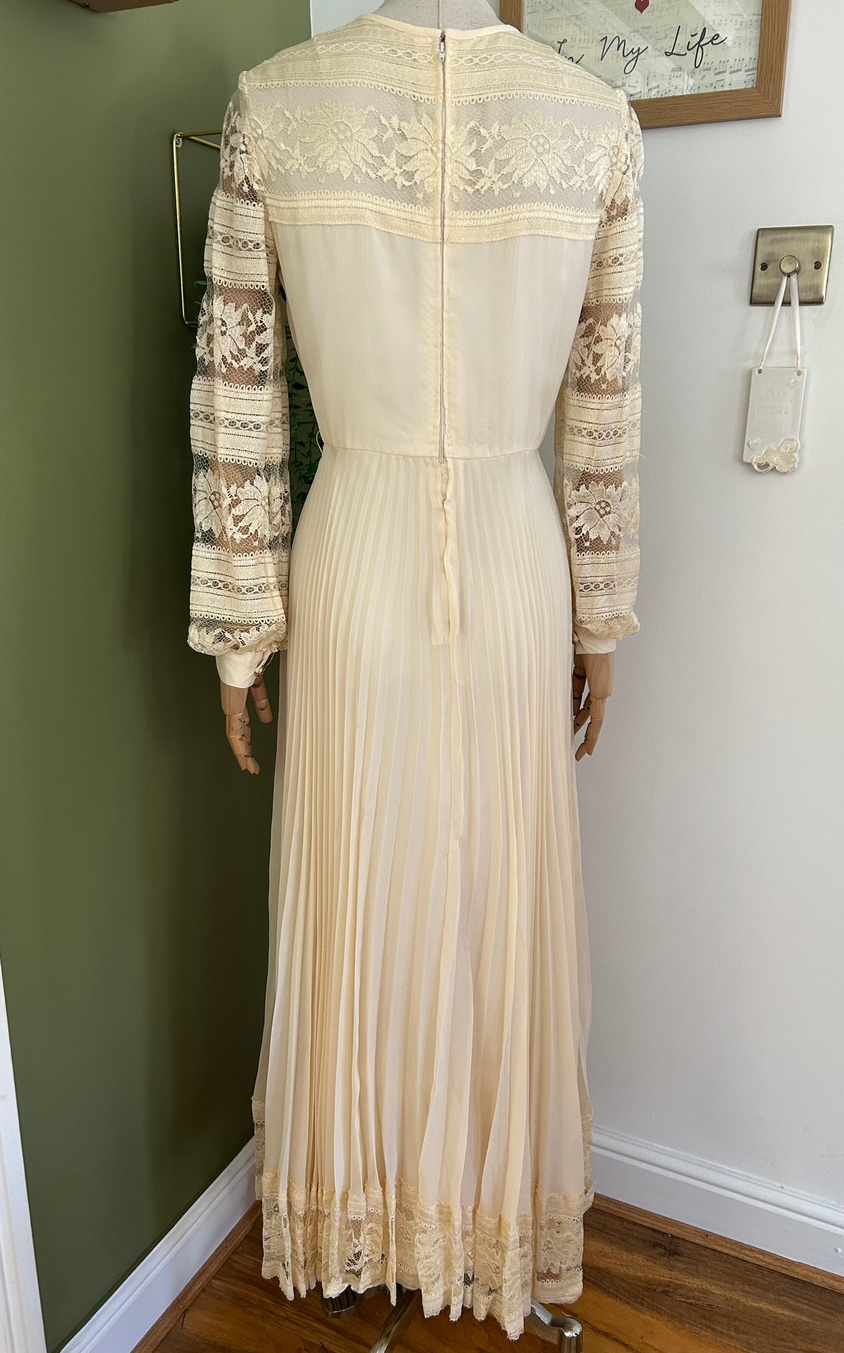 Vintage 1970s Size 10 Cream Lace Sleeve Pleated Boho Bridal Inspired Occasion Maxi Dress