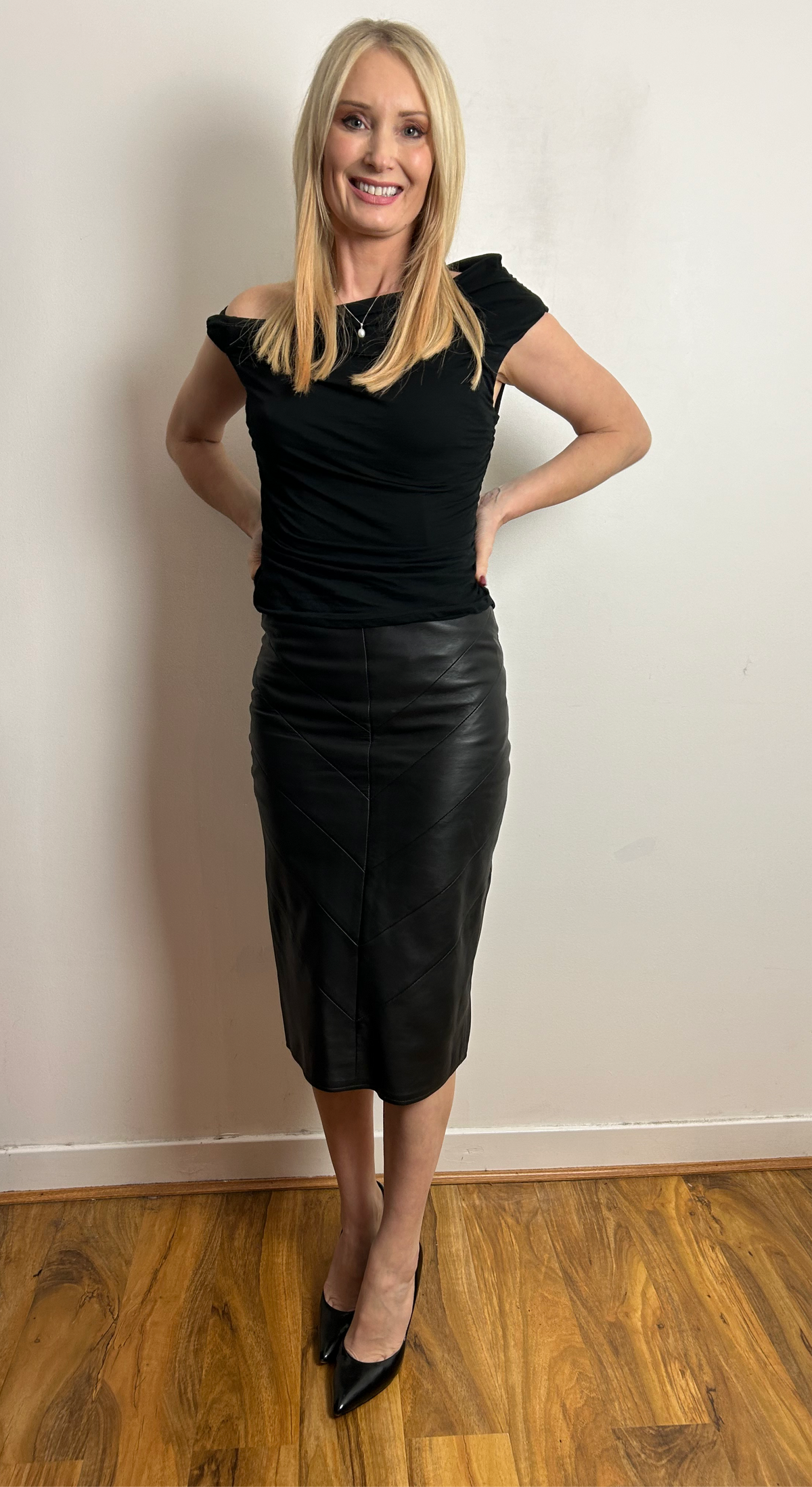 Vintage 1980s MICHEL BOYARD UK Size 6-8 Black Leather Pencil Skirt