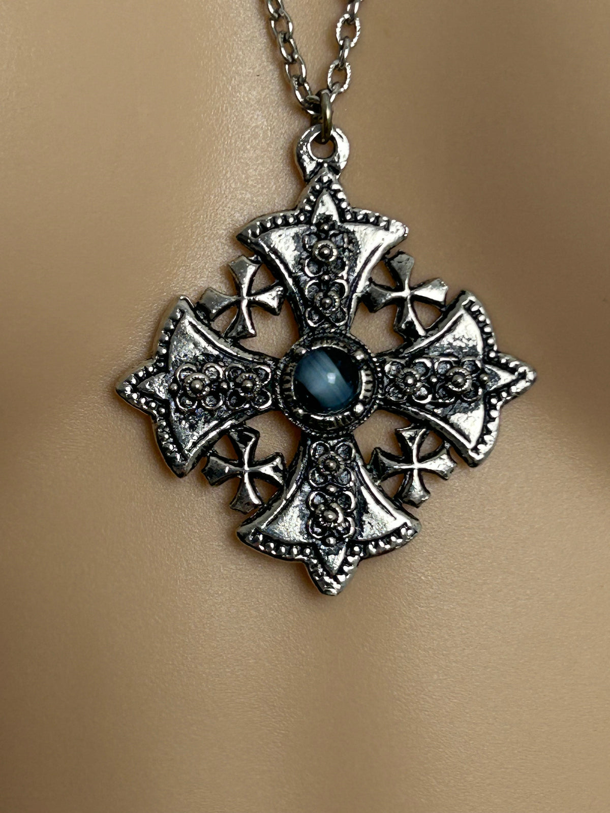 Vintage Silver Tone Scottish Celtic Style Blue Stone Set Pendant & Chain Necklace