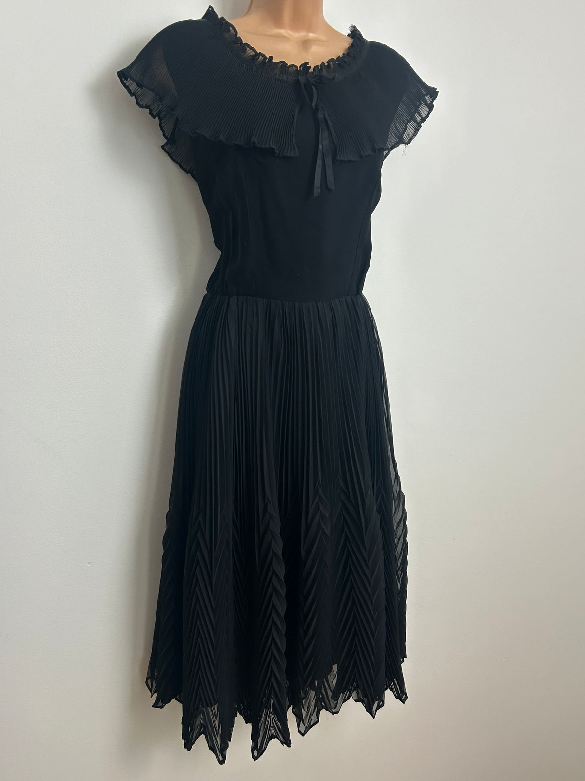 Vintage Early 1970s Size 14 Black Plisse Pleated Cape Collar Pleated 1940s Revival Dress