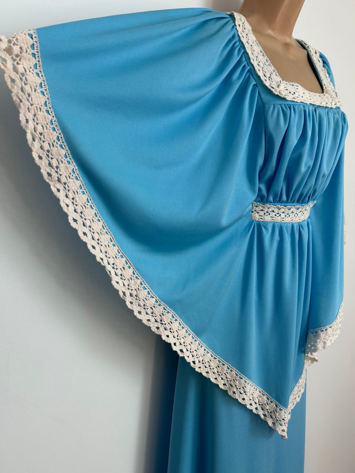 Vintage 1970s THE HOUSE OF NICHOLAS Size 12 Blue & White Crochet Lace Trim Wide Cape Sleeve Boho Maxi Dress