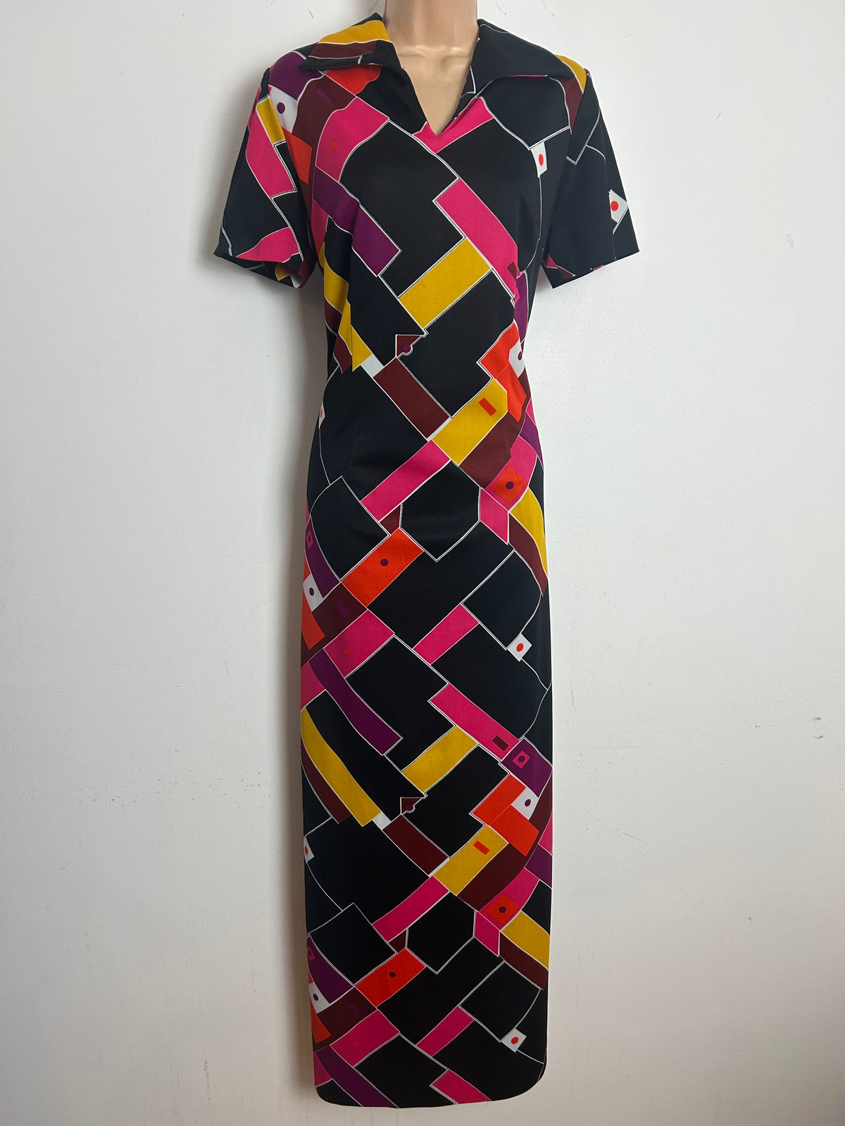 Vintage 1970s 12-14 Black Pink Yellow & Maroon Abstract Geo Print Short Sleeve Maxi Dress