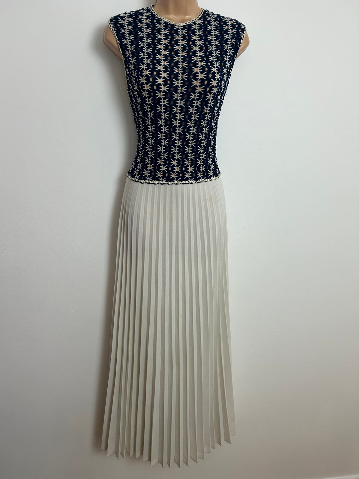 Vintage 1970s Size 10 Navy Blue & White Sleeveless Pleated Summer Occasion Maxi Dress