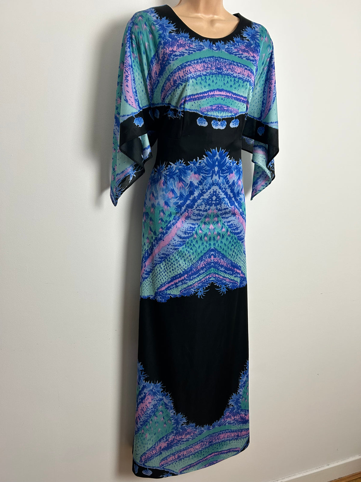 Vintage 1970s Size 10-12 Black Blue & Mint Green Abstract Print Pointed Sleeve Maxi Dress
