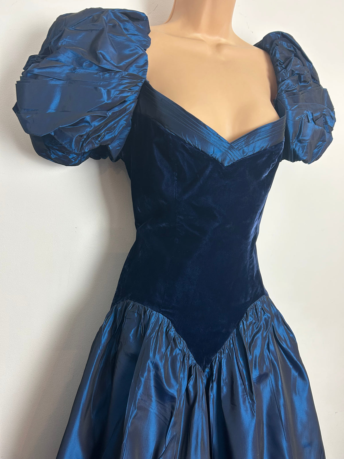 American Vintage Extreme 1980s Size 8 Midnight Blue Velvet & Taffeta Puffed Shoulder Party Prom Dress