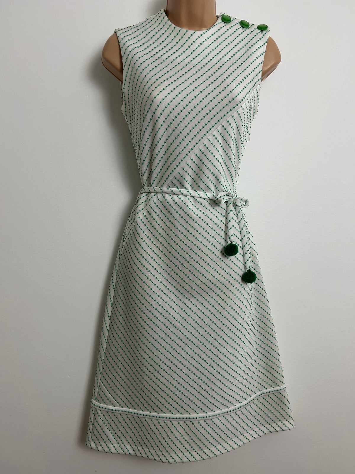 Vintage 1970s Size 8 White & Green Crimplene Sleeveless Belted Mod Day Dress