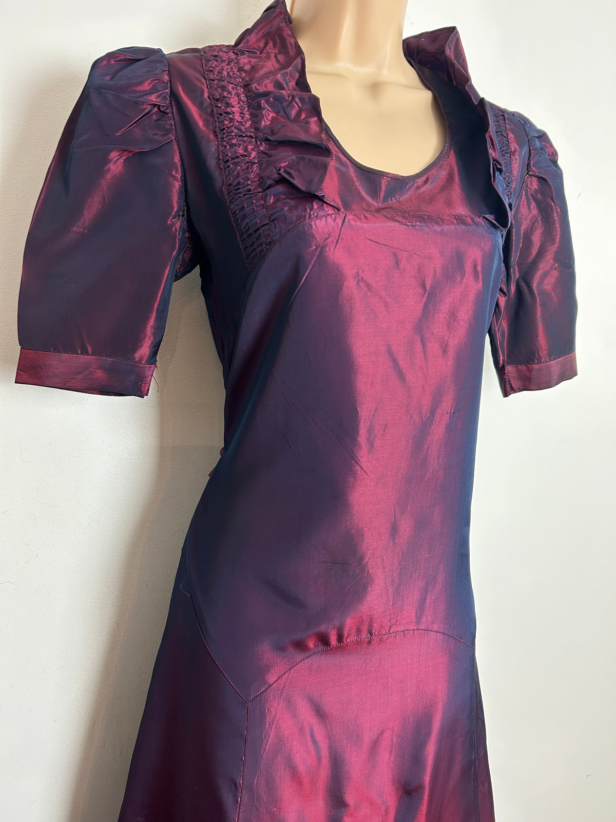 Vintage Original 1930s Size 8-10 Iridescent Plum Purple Satin Shirred Ruffle Detail Evening Dress